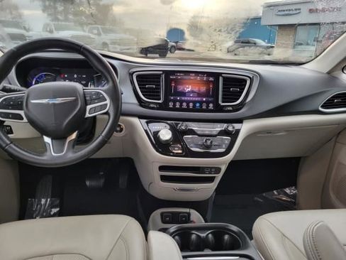 Used 2018 Chrysler Pacifica Touring-L image 11