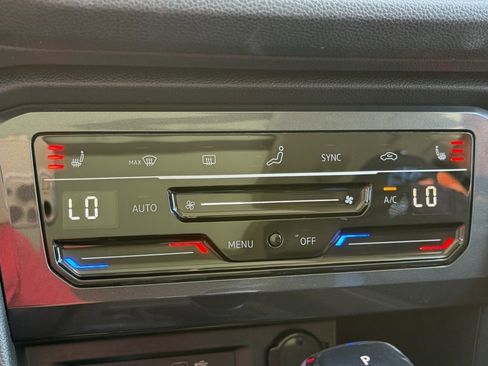 Used 2023 Volkswagen Tiguan SE w/ Panoramic Sunroof Package image 12