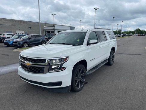 Used 2018 Chevrolet Suburban LT RWD image 3