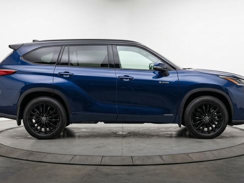 Used 2025 Toyota Highlander XSE AWD/4WD image 11