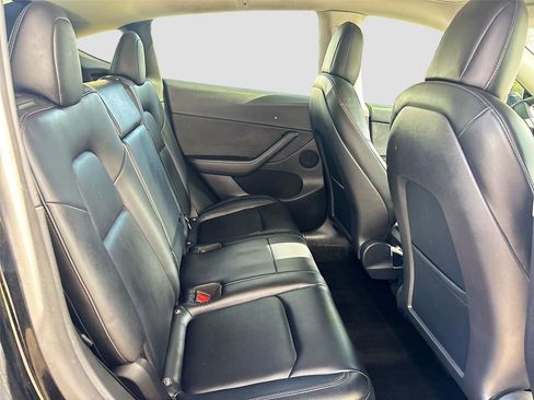 Used 2022 Tesla Model Y Long Range image 27