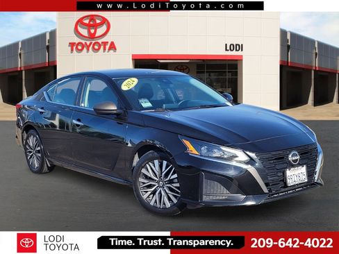 Used 2024 Nissan Altima 2.5 SV FWD image 1
