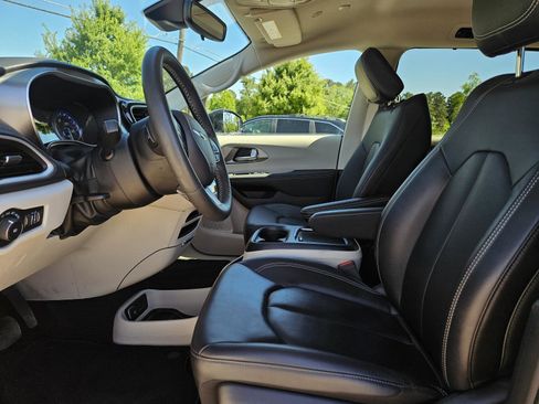 Used 2024 Chrysler Pacifica Touring-L FWD image 10