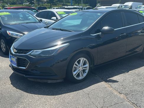 Used 2018 Chevrolet Cruze LT w/ Convenience Package image 2