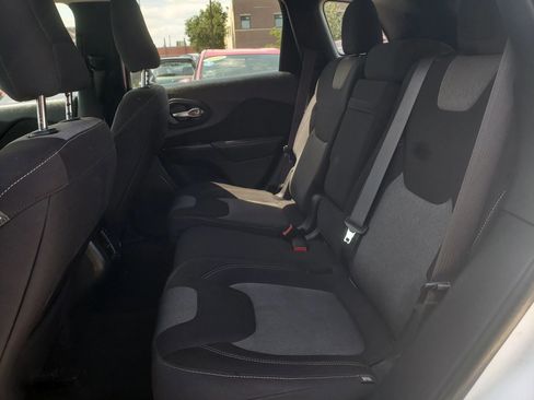 Used 2014 Jeep Cherokee Sport image 18