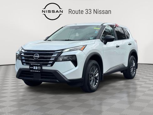 Used 2025 Nissan Rogue S image 2