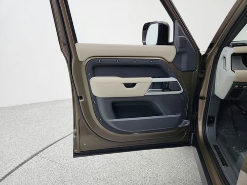 Used 2020 Land Rover Defender 110 First Edition image 23