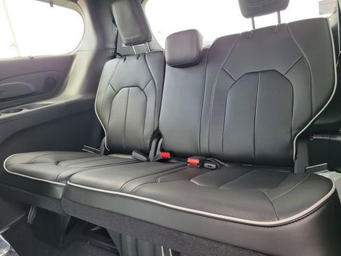 New 2026 Chrysler Pacifica Limited image 9