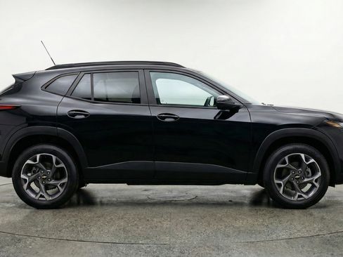 Used 2025 Chevrolet Trax LT w/ LT Convenience Package image 11