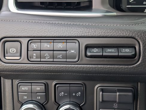 Used 2024 GMC Yukon Denali w/ Denali Reserve Package image 34