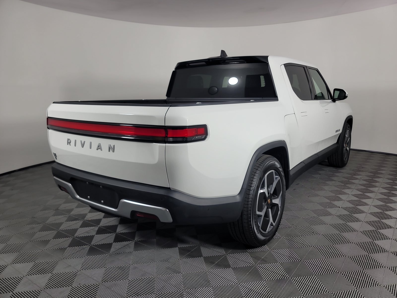 Used 2023 Rivian R1T Adventure Dual AWD/4WD image 5
