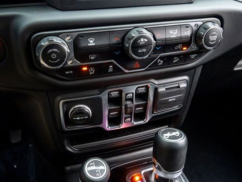 Used 2018 Jeep Wrangler Unlimited Sahara w/ Dual Top Group image 20