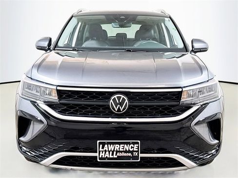 Used 2024 Volkswagen Taos SE image 2