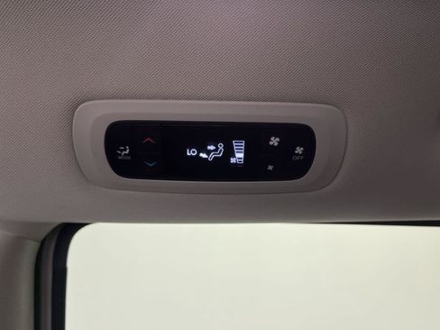 Used 2017 Chrysler Pacifica Touring FWD image 11