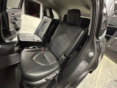 Used 2022 Toyota Highlander Limited image 9