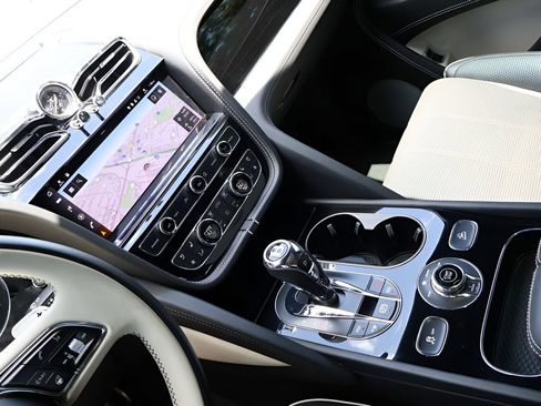 Used 2021 Bentley Bentayga Plug-In Hybrid AWD/4WD image 21