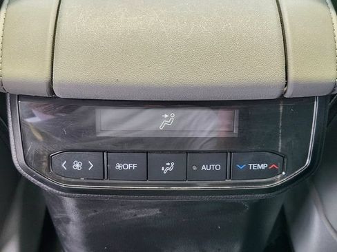 Used 2022 Toyota Highlander XLE AWD/4WD image 14