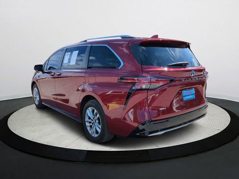 Used 2023 Toyota Sienna Limited image 6
