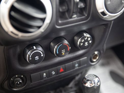 Used 2016 Jeep Wrangler Unlimited Sahara image 14