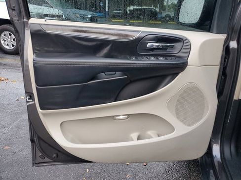 Used 2016 Chrysler Town & Country Touring image 21