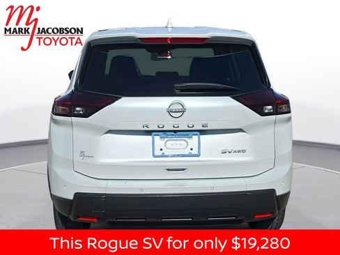 Used 2024 Nissan Rogue SV image 11