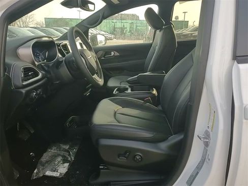 New 2026 Chrysler Pacifica Select image 23