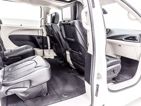 Used 2022 Chrysler Pacifica Limited w/ Uconnect Theater Family Group image 33