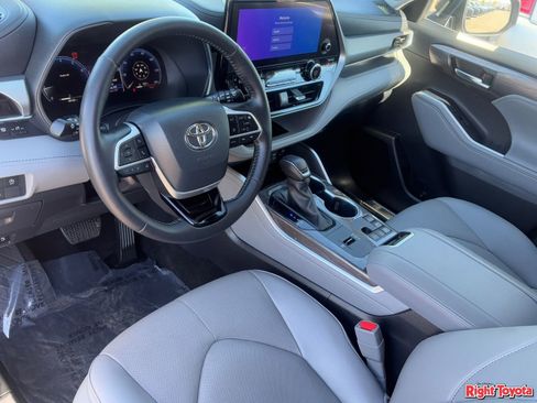 Used 2024 Toyota Highlander Platinum image 19