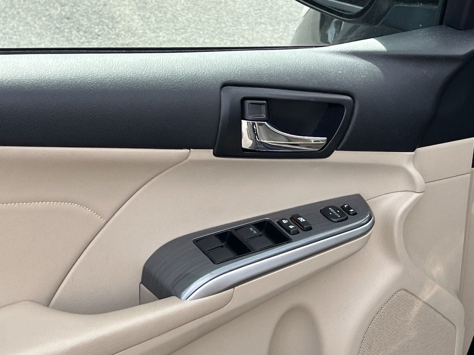Used 2014 Toyota Camry XLE w/ Leather Package FWD image 11