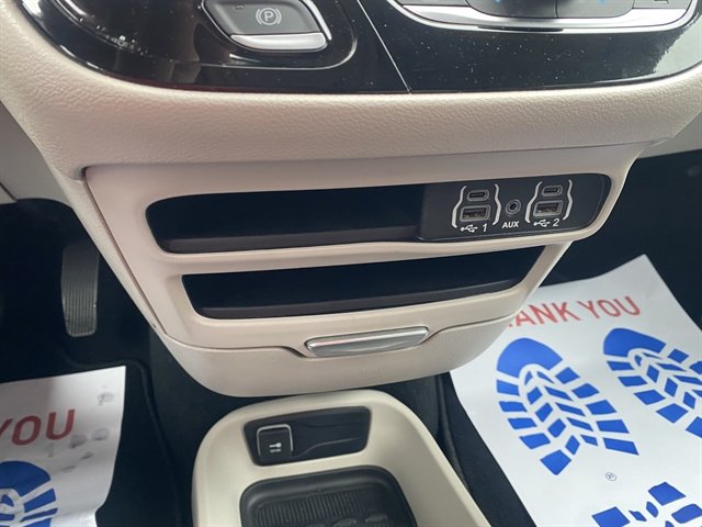 Used 2024 Chrysler Pacifica Touring-L FWD image 26