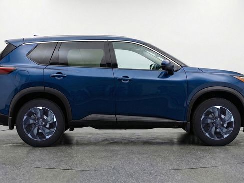 Used 2025 Nissan Rogue SV AWD/4WD image 11
