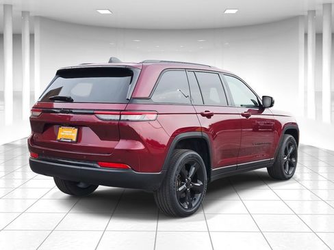 Used 2023 Jeep Grand Cherokee Altitude image 3