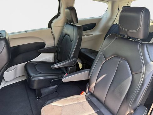 Used 2024 Chrysler Pacifica Touring-L FWD image 9