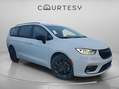 New 2026 Chrysler Pacifica Limited w/ S Appearance Package image 5