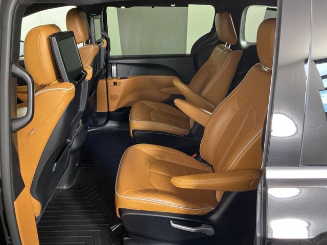 Used 2023 Chrysler Pacifica Pinnacle FWD image 14