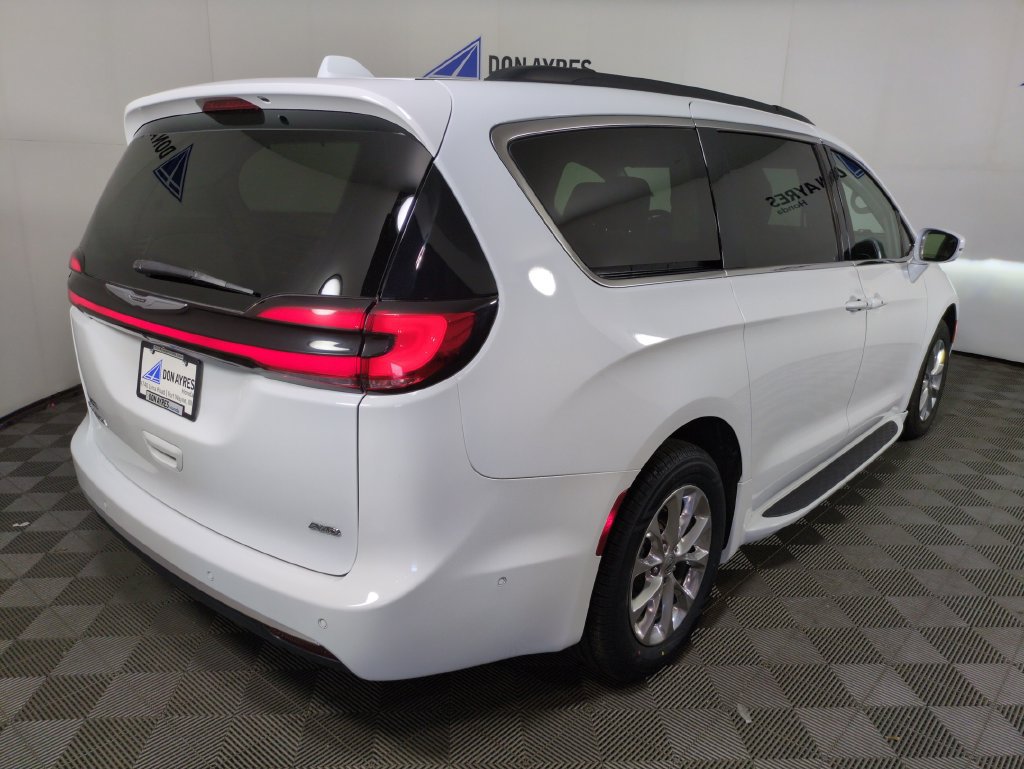 Used 2022 Chrysler Pacifica Touring-L w/ Uconnect Theater Family Group AWD/4WD image 8