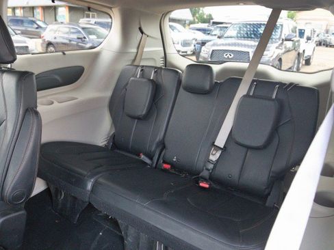 Used 2019 Chrysler Pacifica Touring-L FWD image 27