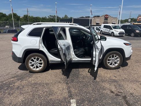 Used 2018 Jeep Cherokee Latitude Plus w/ Cold Weather Group AWD/4WD image 8