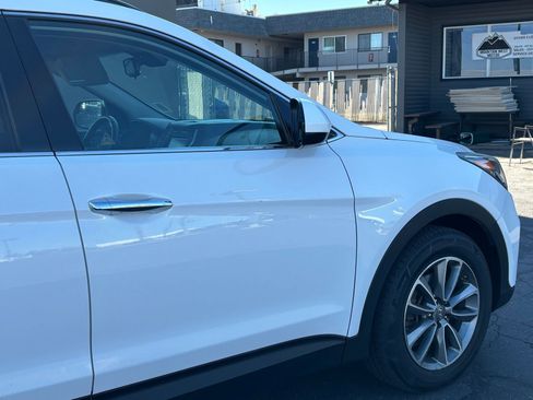Used 2017 Hyundai Santa Fe SE image 4