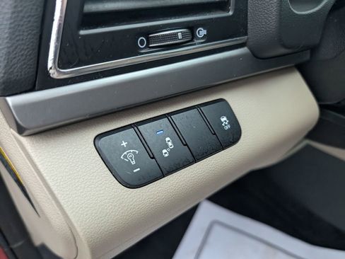 Used 2017 Hyundai Elantra Limited image 16