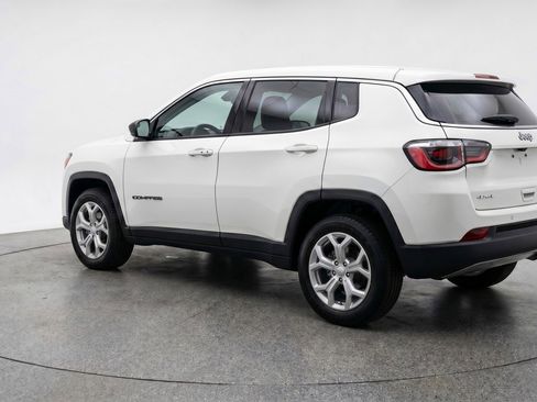 Used 2025 Jeep Compass Latitude image 6