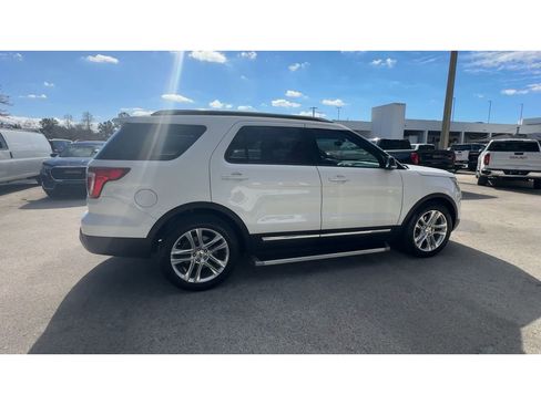 Used 2016 Ford Explorer XLT w/ Equipment Group 202A image 9