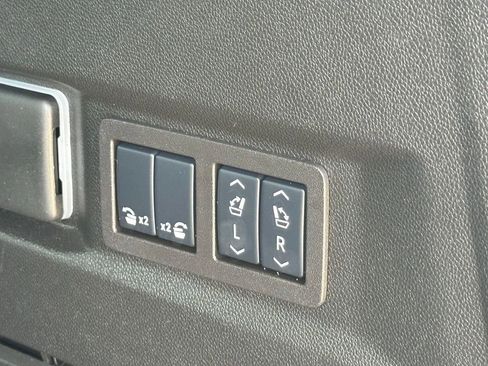 Used 2025 GMC Yukon Elevation image 16