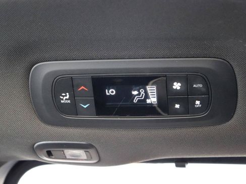 Used 2026 Chrysler Pacifica Limited FWD image 26