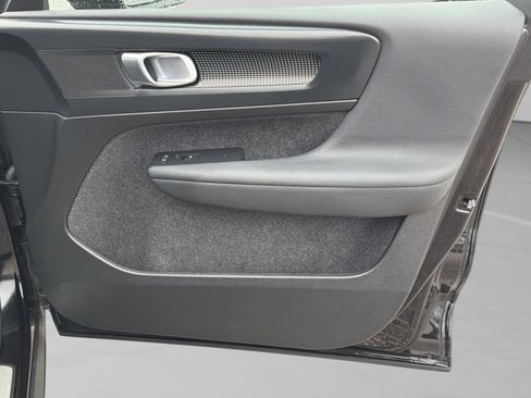 Used 2025 Volvo XC40 B5 Plus image 27