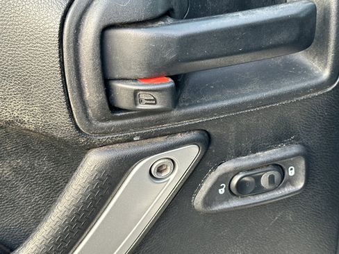 Used 2018 Jeep Wrangler Unlimited Sahara w/ Connectivity Group image 11