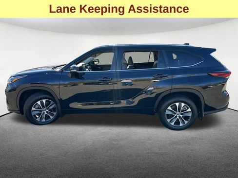 Used 2024 Toyota Highlander XLE AWD/4WD image 6