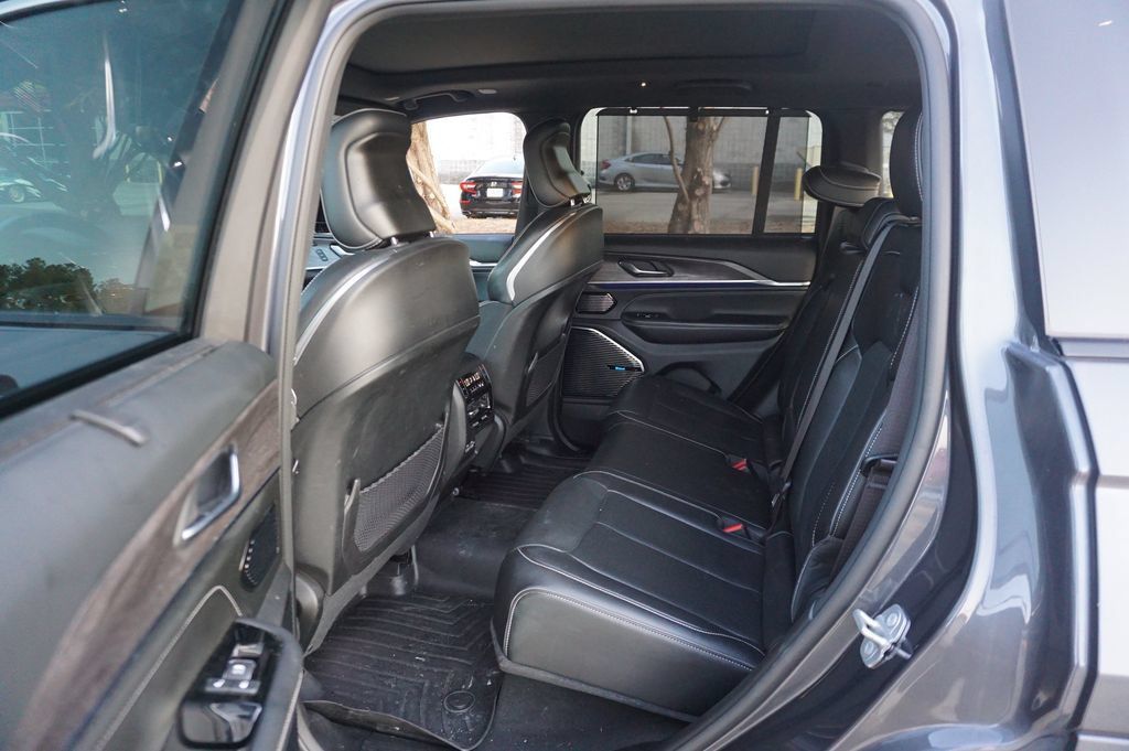 Used 2022 Jeep Grand Cherokee Overland w/ Luxury Tech Group IV RWD image 16