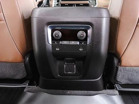 Used 2022 Chevrolet Suburban High Country AWD/4WD image 28
