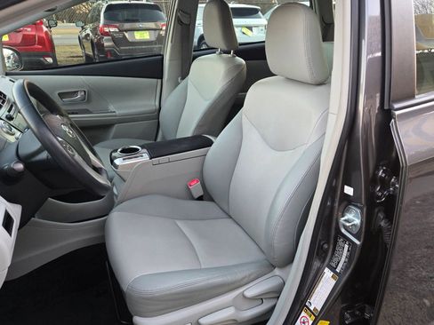 Used 2013 Toyota Prius V Five image 6
